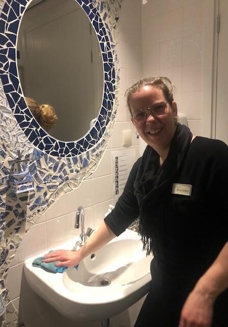 2023-08-Marieke-toilet-poetsen